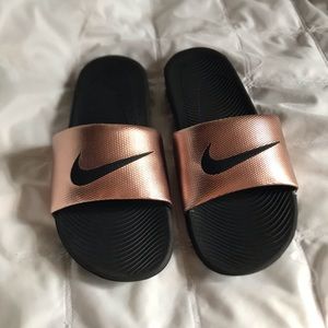 Nike Kawa Slides black and bronze / rose gold